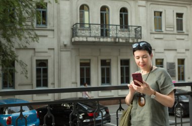 Şehirde telefonu olan çekici, orta yaşlı bir kadın. Kadın telefonda duygusal olarak konuşuyor..