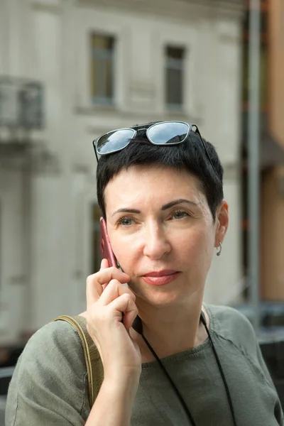 Mulher Meia Idade Atraente Com Telefone Cidade Mulher Está Falar — Fotografia de Stock