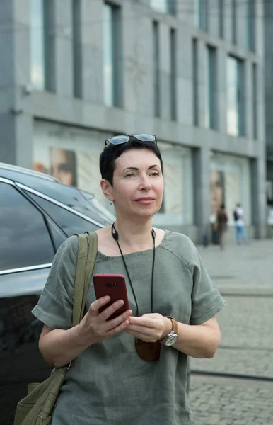 Приваблива Жінка Середнього Віку Телефоном Місті Красива Жінка Переглядає Телефон — стокове фото