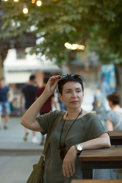 Eine Schöne Frau Mittleren Alters Spaziert Durch Die Stadt Geschäftsfrauen — Stockfoto