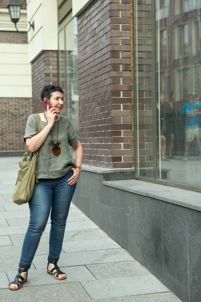 Приваблива Жінка Середнього Віку Телефоном Місті Жінка Емоційно Говорить Телефону — стокове фото