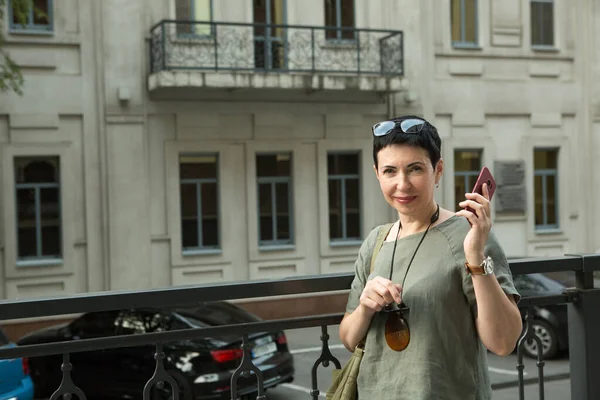 Приваблива Жінка Середнього Віку Телефоном Місті Жінка Емоційно Говорить Телефону — стокове фото