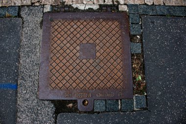 Slovakya, Nitra - 07.15.2021: Şehir asfalt yolunda iletişim için kare kapak. Yakın plan fotoğraf..