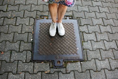 Slovakya, Nitra - 07.15.2021: Şehir asfalt yolunda iletişim için kare kapak. Yakın plan fotoğraf..