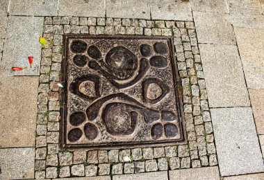Slovakya, Nitra - 07.15.2021: Şehir asfalt yolunda iletişim için kare kapak. Yakın plan fotoğraf..