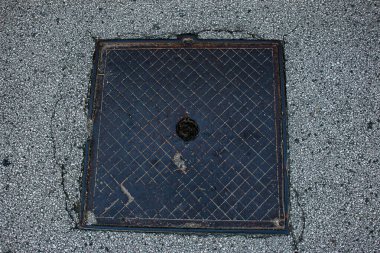 Kent asfalt yolunda haberleşme için kare kapak. Yakın plan fotoğraf..