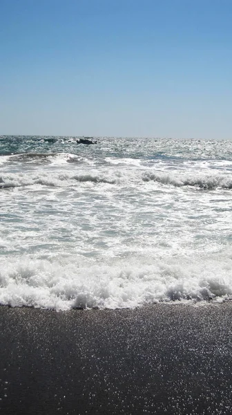 Belas Ondas Azuis Mar Com Espuma Branca Perto Bustling Oceano — Fotografia de Stock