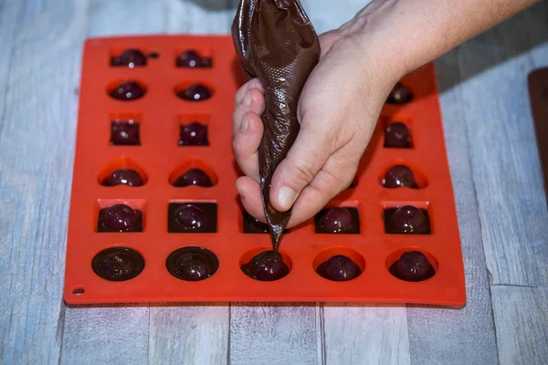 Proceso Paso Paso Hacer Chocolates Chocolate Negro Cerezas Coñac Casa — Foto de Stock