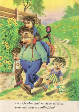 ALMANY - CIRCA 1969: Doğu Almanya 'da basılmış bir kartpostal. Kirpi baba kirpi çocuklarla yürüyor. CIRCA 1969