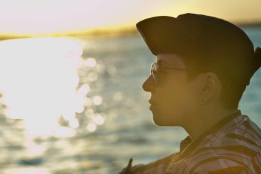 Lüks bir yat tatili. Tekne güvertesinde güneş gözlüklü mutlu orta yaşlı kadın nehirde yüzüyor..