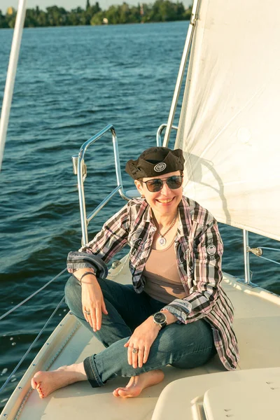 Роскошный Отдых Яхте Счастливая Красивая Женщина Средних Лет Солнечных Очках — стоковое фото