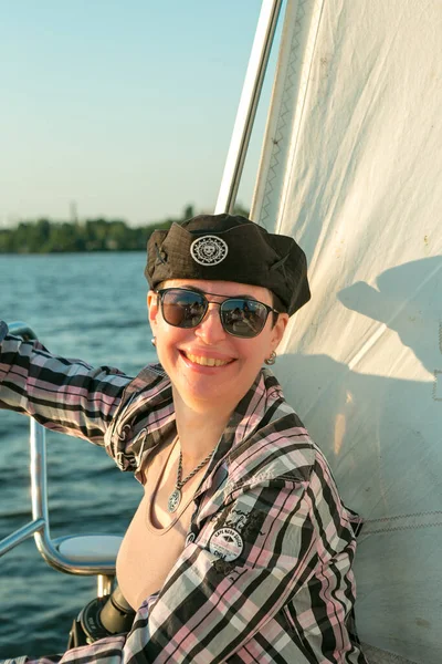 Роскошный Отдых Яхте Счастливая Красивая Женщина Средних Лет Солнечных Очках — стоковое фото