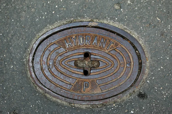 Primer Plano Una Tapa Alcantarilla Hydrant Piedras Grava Gris Para —  Fotos de Stock