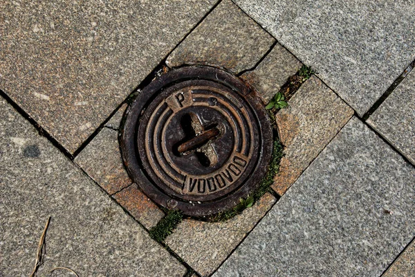 Close Uma Tampa Bueiro Hydrant Pedras Cascalho Cinza Para Indústria — Fotografia de Stock