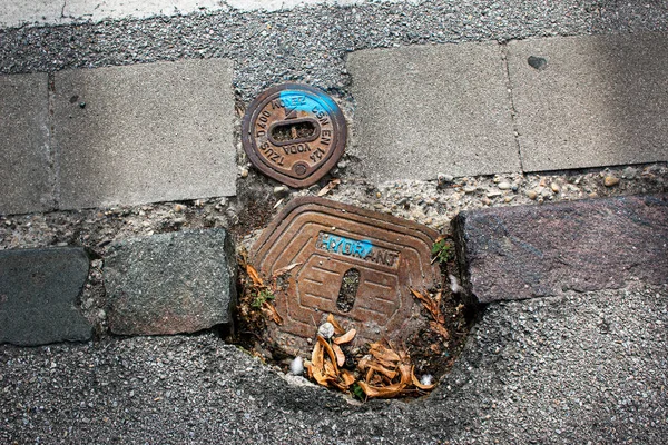 Närbild Brunnslock Hydrant Gråsten För Byggindustrin Geometrisk Form Bakgrund Rusty — Stockfoto