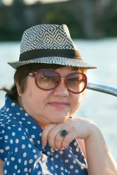 Luxusní Dovolená Jachtě Šťastná Hezká Žena Středního Věku Slunečních Brýlích — Stock fotografie