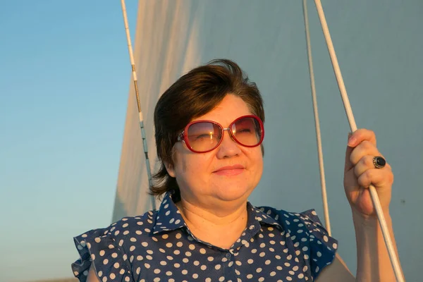 Роскошный Отдых Яхте Счастливая Женщина Средних Лет Солнечных Очках Палубе — стоковое фото