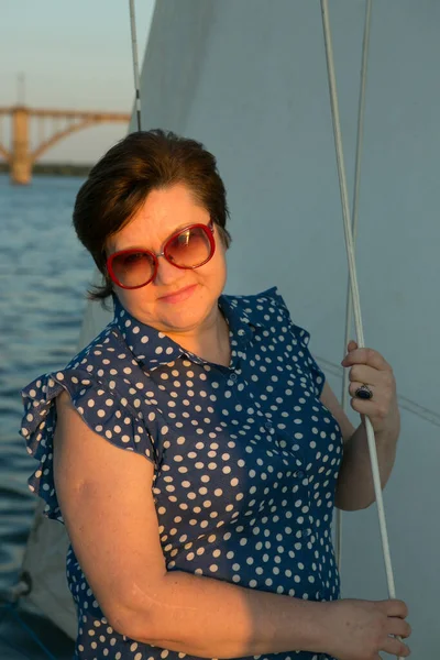 Розкішний Відпочинок Яхті Щаслива Красива Жінка Середнього Віку Сонцезахисних Окулярах — стокове фото