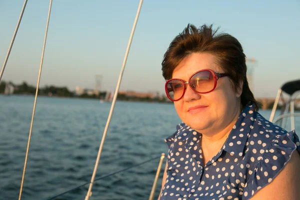 Lyxig Yacht Semester Glad Vacker Medelålders Kvinna Solglasögon Båten Däck — Stockfoto