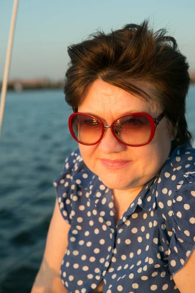 Розкішний Відпочинок Яхті Щаслива Красива Жінка Середнього Віку Сонцезахисних Окулярах — стокове фото