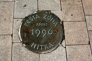 Şehir asfalt yolunda lağım çukuru var. Yakın plan fotoğraf.