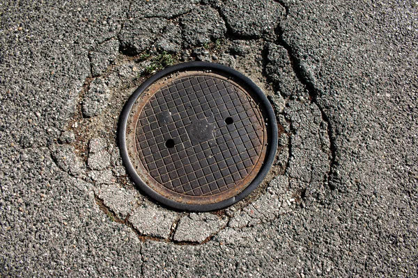 Pozzetto Fognario Sulla Strada Asfaltata Urbana Primo Piano Foto — Foto Stock