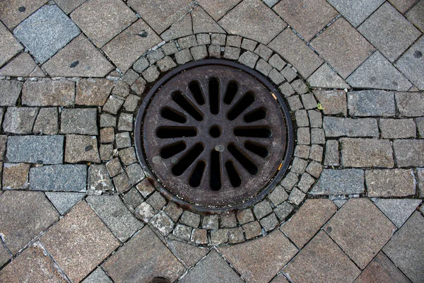 Kanalschacht Auf Der Städtischen Asphaltstraße Nahaufnahme — Stockfoto