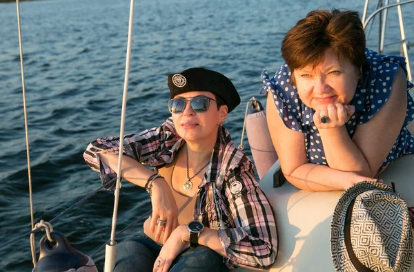 Розкішний Відпочинок Яхті Щасливі Красиві Жінки Середнього Віку Дівчина Човновій — стокове фото