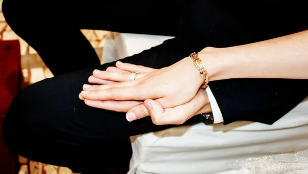 Pasgetrouwden Houden Elkaars Hand Vast Tijdens Een Bruiloft Een Katholieke — Stockfoto