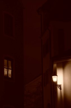 Regensburg, Bavyera, Almanya - 11.11.2014: Şehrin eski kesiminde sokak lambaları için antika lamba.