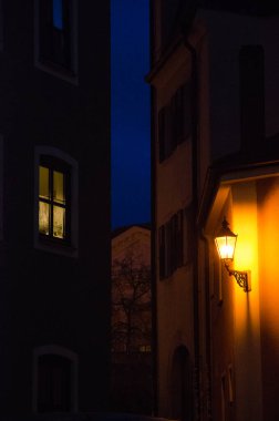 Regensburg, Bavyera, Almanya - 11.11.2014: Şehrin eski kesiminde sokak lambaları için antika lamba.