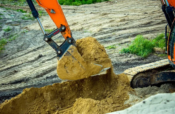 Fechar Balde Retroescavação Cavar Solo Local Construção Escavadora Esteiras Escavar — Fotografia de Stock
