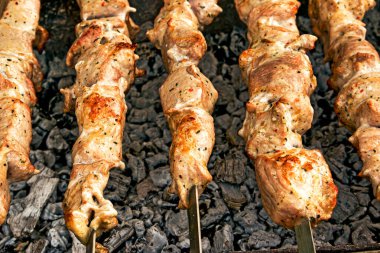 Salamura edilmiş şişler mangal kömürü üzerine ızgara yapılır. Şiş kebap ya da şiş kebap Doğu Avrupa 'da popülerdir. Şiş kebap aslında koyun etinden yapılmıştır. Barbekü ızgara biftek kebabı..