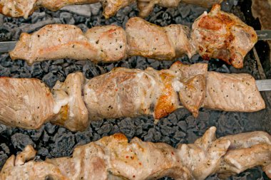 Salamura edilmiş şişler mangal kömürü üzerine ızgara yapılır. Şiş kebap ya da şiş kebap Doğu Avrupa 'da popülerdir. Şiş kebap aslında koyun etinden yapılmıştır. Barbekü ızgara biftek kebabı..