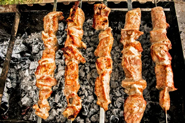 Espetos Marinados São Preparados Uma Churrasqueira Sobre Carvão Vegetal Kebab — Fotografia de Stock