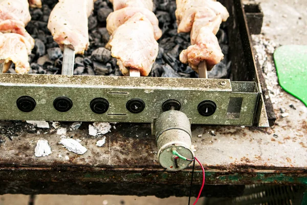 Shish Kebab Spiesjes Buiten Close Elektrische Brazier Met Draaiende Spiesjes — Stockfoto