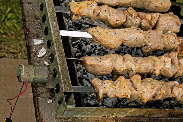Shish Kebab Špejli Zblízka Elektrický Ohřívač Rotujícími Špejlemi — Stock fotografie