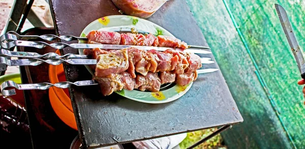 Fatias Suculentas Cruas Carne Com Cebola Espetos Fechar — Fotografia de Stock