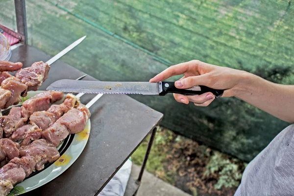 Uma Mulher Está Amarrando Carne Suculenta Espeto Cozinhar Churrasco Natureza — Fotografia de Stock