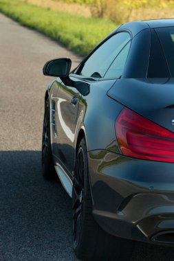 Dnepropetrovsk, Ukrayna - 08.24. 2021: Mercedes Benz SL550 'nin yol üstü açık fotoğrafları.