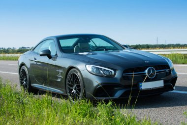 Dnepropetrovsk, Ukrayna - 08.24. 2021: Mercedes Benz SL550 'nin yol üstü açık fotoğrafları.