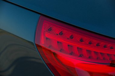 Dnepropetrovsk, Ukrayna - 08.24.2021 Mercedes Benz SL550 üstü açık arabasının fotoğrafları. Arka fren lambası görünümü.