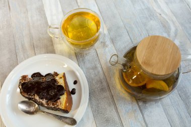 Öğleden sonra çayı. Yukarıdan bak. Çay için masa hazır. Tatlıyla birlikte iç..