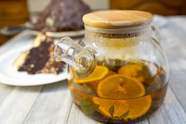 Tee Mit Minze Tee Und Zitronenscheiben Einer Glasteekanne Auf Dem — Stockfoto