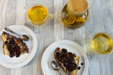 Öğleden sonra çayı. Yukarıdan bak. Çay için masa hazır. Tatlıyla birlikte iç..