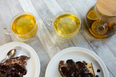 Öğleden sonra çayı. Yukarıdan bak. Çay için masa hazır. Tatlıyla birlikte iç..