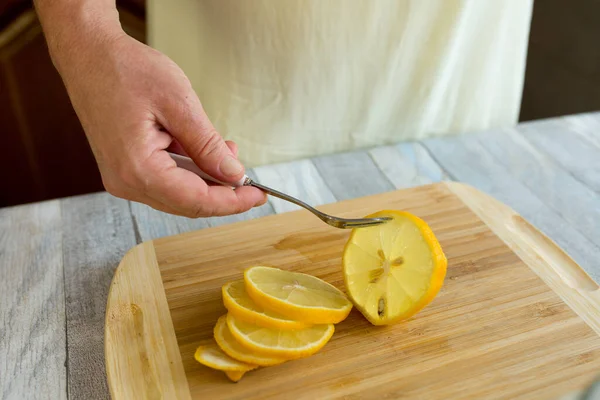 Une Femme Ajoute Une Tranche Citron Une Théière Avec Menthe — Photo