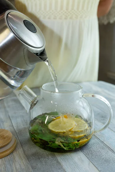 Eine Frau Gießt Heißes Wasser Einen Wasserkocher Mit Minze Tee — Stockfoto