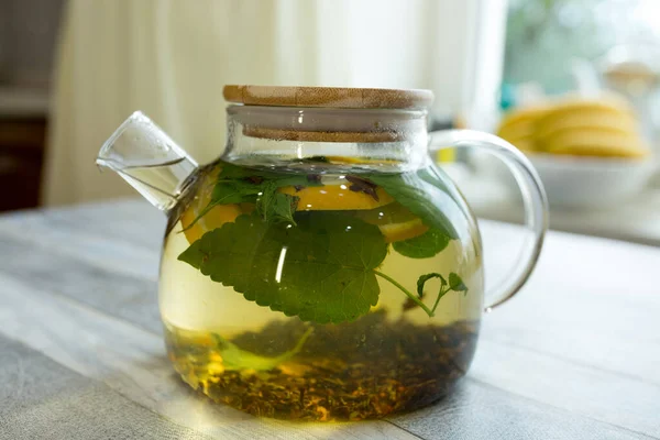 Chá Com Hortelã Chá Limão Fatiado Bule Chá Vidro Mesa — Fotografia de Stock