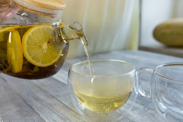 Frau Gießt Frisch Gebrühten Tee Mit Minze Und Zitrone Eine — Stockfoto